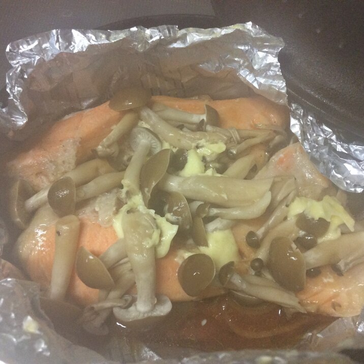 スキレットで鮭としめじのホイル焼き